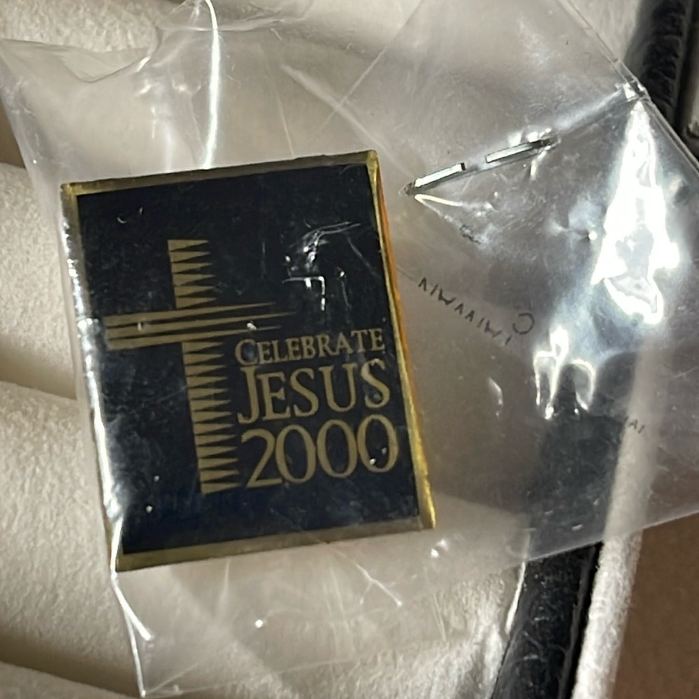 NOS Celebrate Jesus 2000 Gold and Black collectable Pin